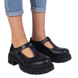 Schwarze Schuhe auf der Eco -Leder -Plattform