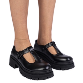 Schwarze Schuhe auf der Eco -Leder -Plattform