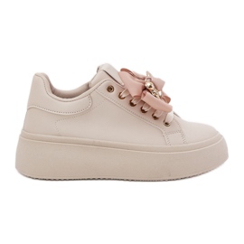 Frauen -Sneaker mit einem Bug und einer Brosche mit einem beige Teddybär