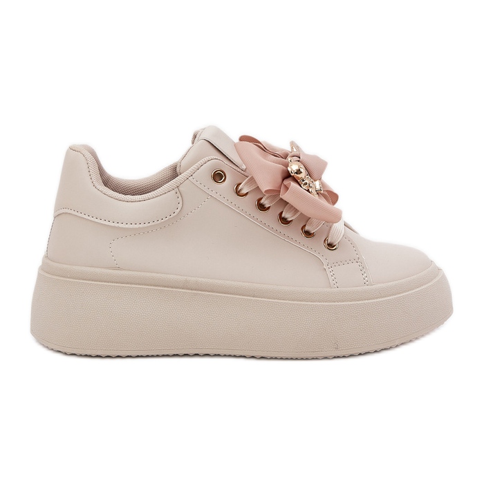Frauen -Sneaker mit einem Bug und einer Brosche mit einem beige Teddybär