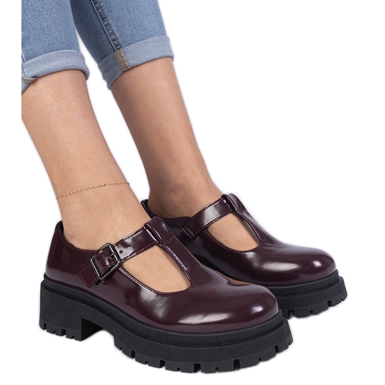 Burgunderschuhe auf einer Eco -Leder -Plattform rot