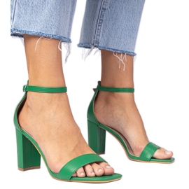 Grüne Sandalen mit hohen Absätzen