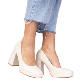 Beige Pumpe auf einem massiven Pfosten mit einem quadratischen Zeh