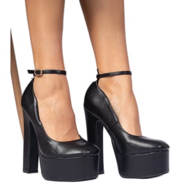 Schwarze Pumps auf hohem Pfosten