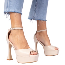 Beigefarbene Sandalen mit hohen Absätzen