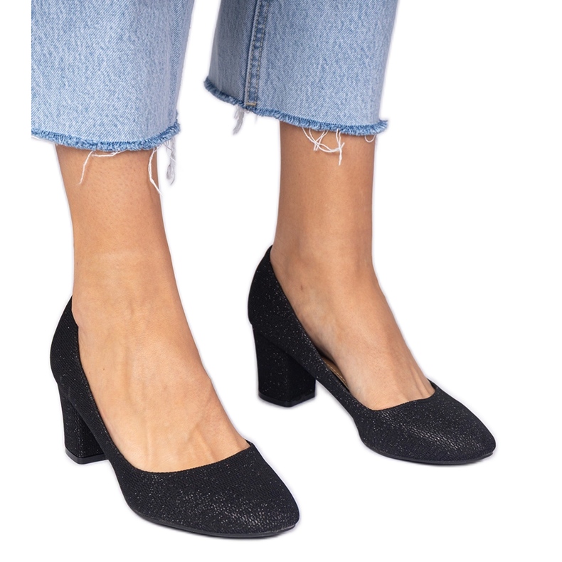 Schwarze Frauenpumpen mit einem Material Finish