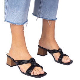Schwarze elegante Flip -Flops auf dem Block