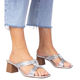 Silber elegante Flip -Flops auf dem Block