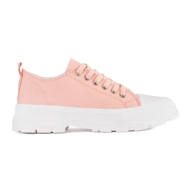 Klassische Turnschuhe auf der hellrosa Plattform