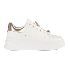 Weiße Turnschuhe auf der Plattform mit Pin