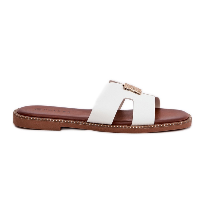 Flat -Flip -Flops mit Ausschnitten und einer weißen Dekoration