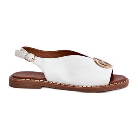 Flache elegante Sandalen mit einer weißen Dekoration