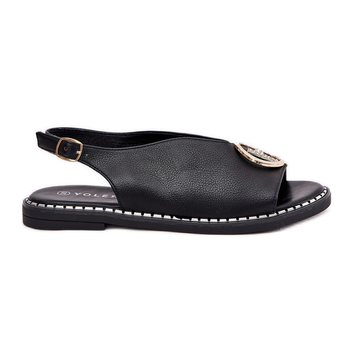 Flache elegante Sandalen mit einer schwarzen Dekoration