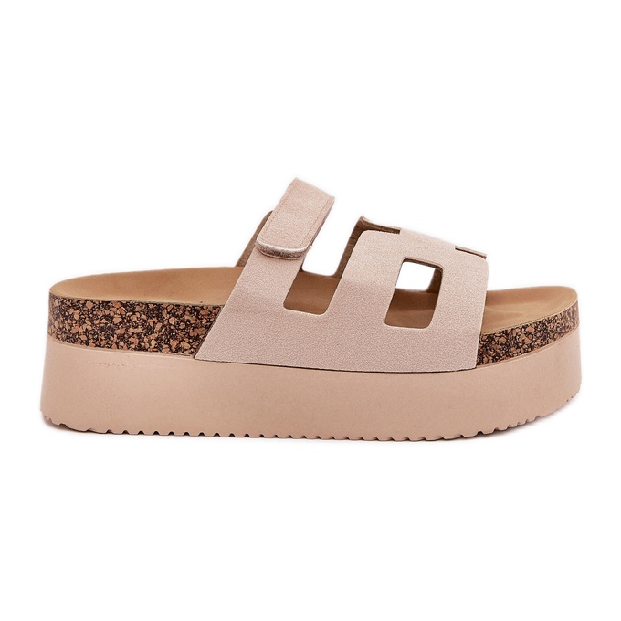 Hausschuhe auf einer massiven Plattform Beige