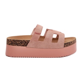 Hausschuhe auf einer massiven Plattform rosa