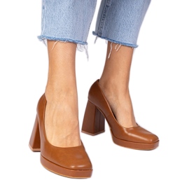 Braune Pumpen auf einem massiven Pfosten mit einem quadratischen Zeh