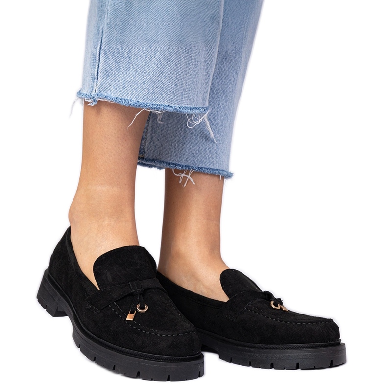 Schwarze Slipper aus Ekozamsz mit Dekoration