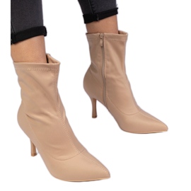 Beige Stiefel mit einem Satin -Finish an einer Stift