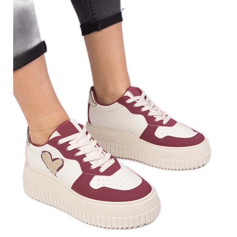 Burgunderneaker für Frauen mit einem Brokatherz rot