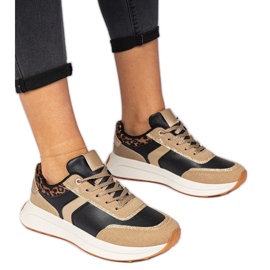 Schwarze Frauen -Turnschuhe mit Glitzer mit einem Tiermuster