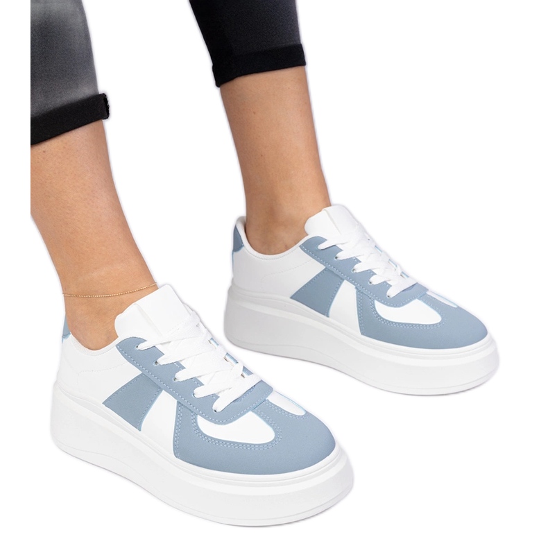 Blaue Turnschuhe auf der Plattform