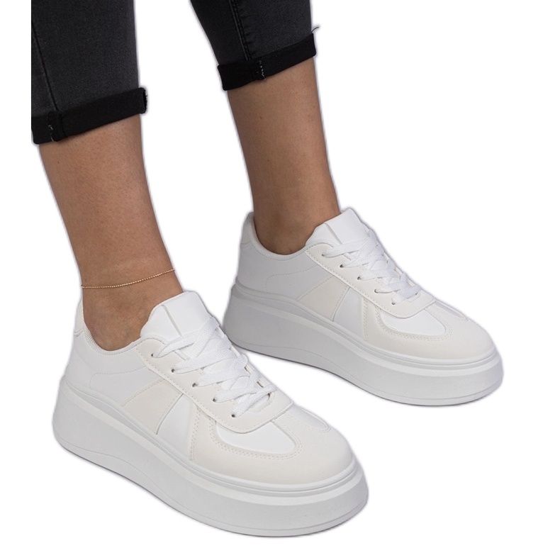 Weiße Turnschuhe auf der Plattform