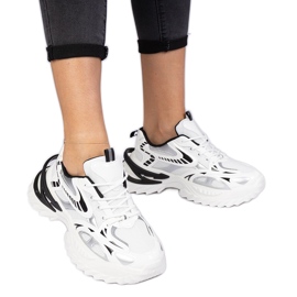 Weiße Sport-Sneaker mit massiver Sohle