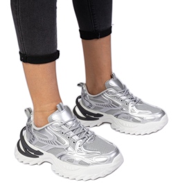 Silbersport -Turnschuhe auf einer massiven Sohle silber-