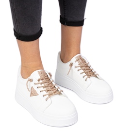 Weiße Turnschuhe mit Champagnerzirkonen