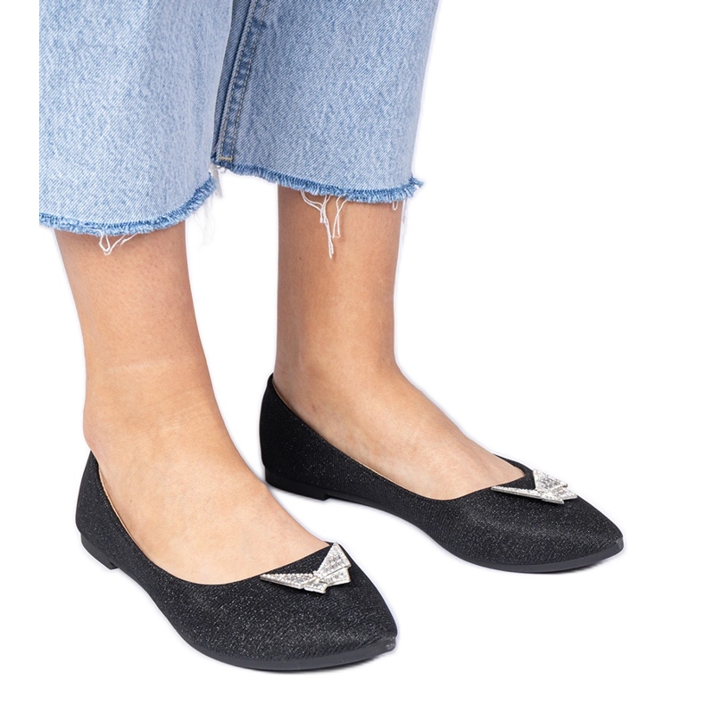Glitzer Ballerinas der schwarzen Frauen mit einem Schmetterling