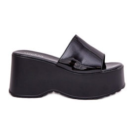 Bemalt Frauen Pantoffeln auf der Plattform und schwarze Keile