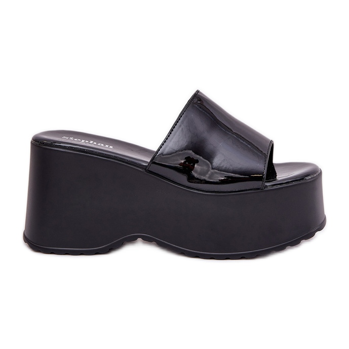 Bemalt Frauen Pantoffeln auf der Plattform und schwarze Keile