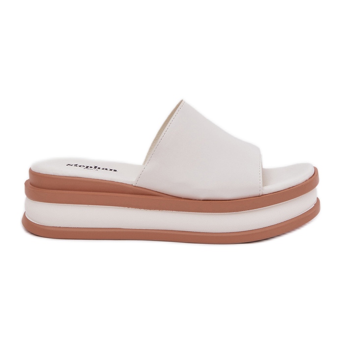 Klassische Frauenschuhe auf der Plattform und weiße Keile