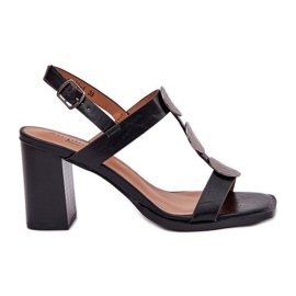 Frauensandalen auf dem Pfosten mit einem dekorativen Streifen schwarz