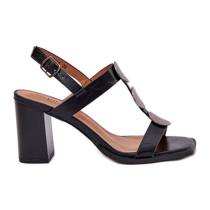 Frauensandalen auf dem Pfosten mit einem dekorativen Streifen schwarz