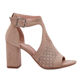 Sandalen mit einem offenen Arbeitsmuster auf der Eco -Suede -Säule Beige