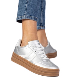 Silber -Turnschuhe Frauensport -Sneaker auf der Plattform