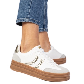 Weiße Turnschuhe Frauen -Sneaker mit einer goldenen Ergänzung
