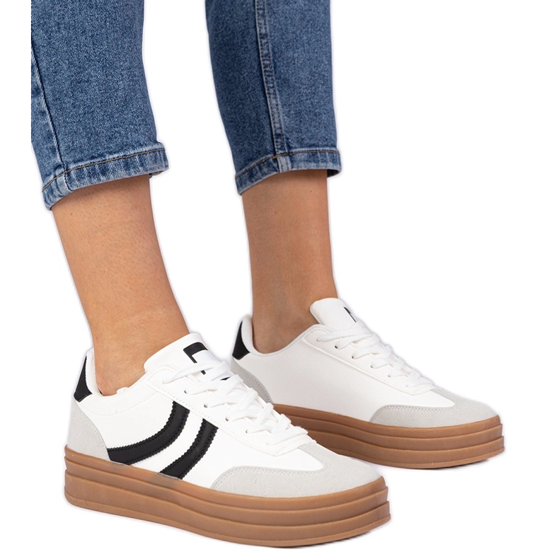 Weiße Turnschuhe Frauen -Sneaker mit einem schwarzen Accessoire