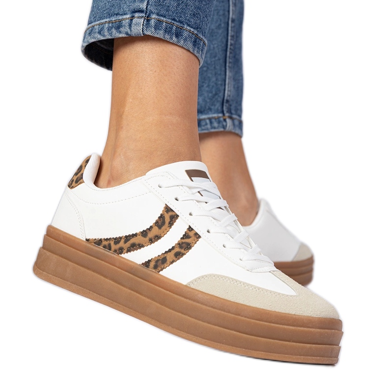 Weiße Turnschuhe Frauen -Turnschuhe mit einem Leoparden -Accessoire