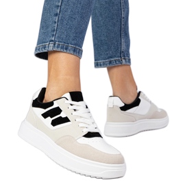 Weiß und weiße Turnschuhe der Frauen von Frauen