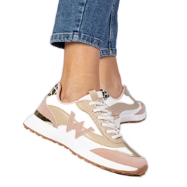 Weiße und rosa Frauen -Turnschuhe mit einem Leopardenzubehör