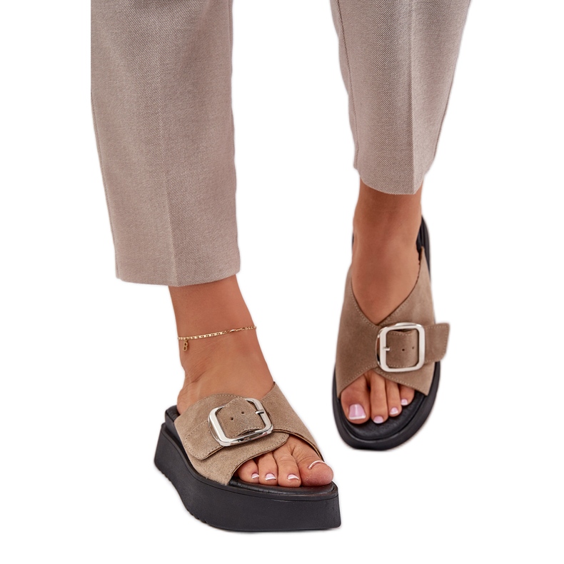 Women's Wildleder Flip Flops mit einer Schnalle auf der beige Plattform Zazoo 3019