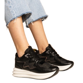 Schwarze Turnschuhe mit einem holographischen Element