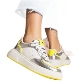 Silber Frauen -Sneaker mit einem Neonzubehör