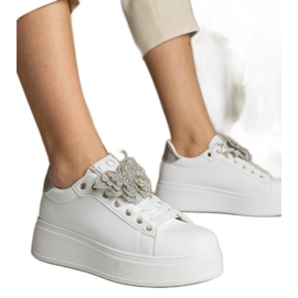 Weiße und Silber -Turnschuhe mit einem Schmetterling mit Zirkonen dekoriert