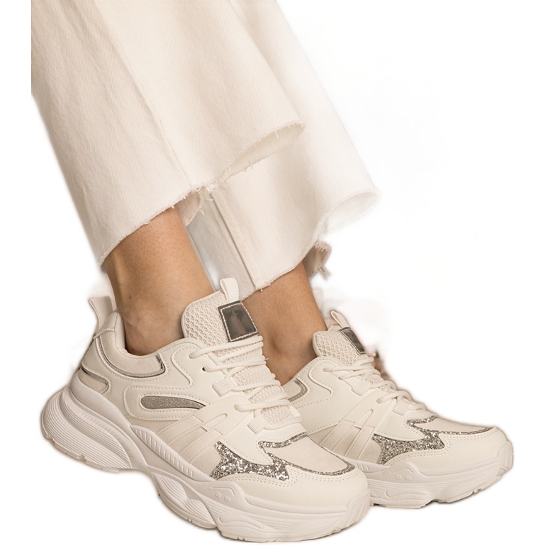 Weiße Turnschuhe Frauensport mit Glitzer