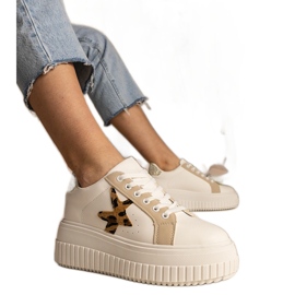 Weiß und beige Turnschuhe mit Glitzer und Stern dekoriert