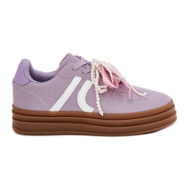 Frauen -Sneaker auf der Plattform mit lila Dekorationen