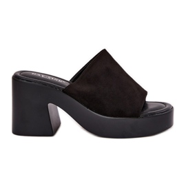 Pantoffeln für Frauen auf dem Posten und der Plattform schwarz